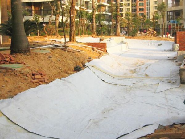 住宅区景观湖防水毯施工现场