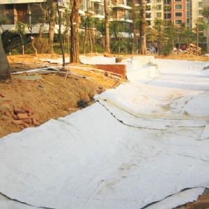 住宅区景观湖防水毯施工现场